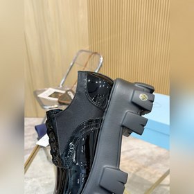 Новая модель черных туфель Prada из телячьей кожи с открытым носк