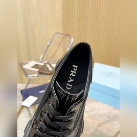 Новая модель черных туфель Prada из телячьей кожи с открытым носк