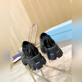 Новая модель черных туфель Prada из телячьей кожи с открытым носк