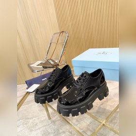 Новая модель черных туфель Prada из телячьей кожи с открытым носк