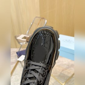Новая модель черных туфель Prada из телячьей кожи с открытым носк