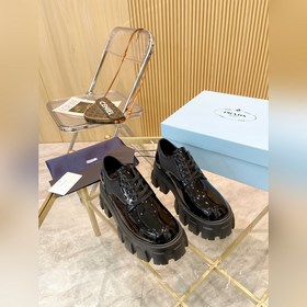 Новая модель черных туфель Prada из телячьей кожи с открытым носк
