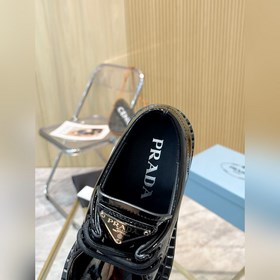 Новая модель черных туфель Prada из телячьей кожи с открытым носк