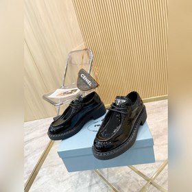 Новая модель черных туфель Prada из телячьей кожи с открытым носк