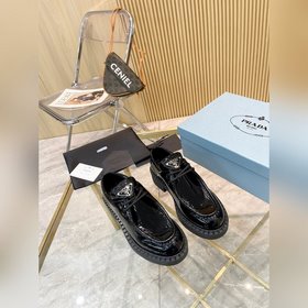 Новая модель черных туфель Prada из телячьей кожи с открытым носк