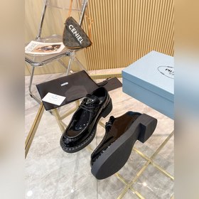 Новая модель черных туфель Prada из телячьей кожи с открытым носк