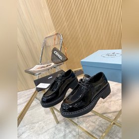 Новая модель черных туфель Prada из телячьей кожи с открытым носк