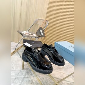 Новая модель черных туфель Prada из телячьей кожи с открытым носк