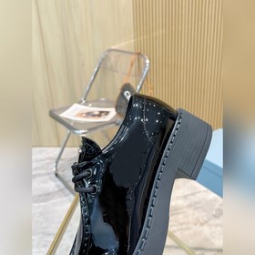 Новая модель черных туфель Prada из телячьей кожи с открытым носк