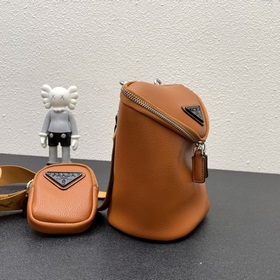 Новинка в магазине (комбинированная модель из кожи) Prada RADA Эт