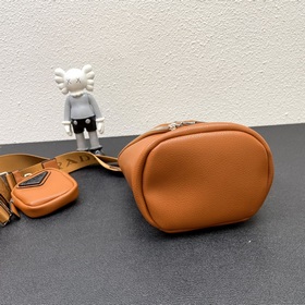 Новинка в магазине (комбинированная модель из кожи) Prada RADA Эт