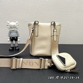 Новинка в магазине (комбинированная модель из кожи) Prada RADA Эт