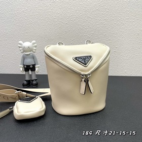 Новинка в магазине (комбинированная модель из кожи) Prada RADA Эт