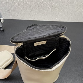 Новинка в магазине (комбинированная модель из кожи) Prada RADA Эт