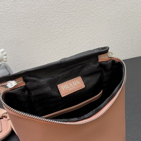 Новинка в магазине (комбинированная модель из кожи) Prada RADA Эт