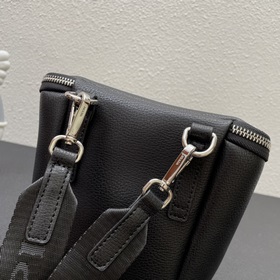 Новинка в магазине (комбинированная модель из кожи) Prada RADA Эт