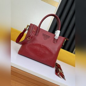 С шарфом вы будете выглядеть прекрасно. Модный и лаконичный дизай