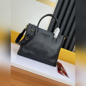 С шарфом вы будете выглядеть прекрасно. Модный и лаконичный дизай