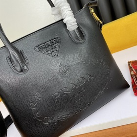 С шарфом вы будете выглядеть прекрасно. Модный и лаконичный дизай