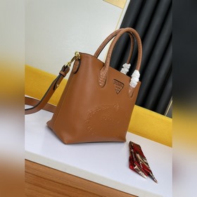 С шарфом вы будете выглядеть прекрасно. Модный и лаконичный дизай