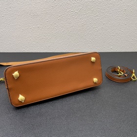 Эксклюзивная модель Prada «RADA» — классическая легенда, с двумя 