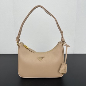 Prada, оригинальная фабрика, новая модель сумки в руке/под мышкой
