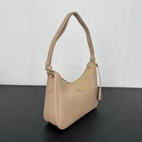 Prada, оригинальная фабрика, новая модель сумки в руке/под мышкой