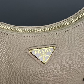 Prada, оригинальная фабрика, новая модель сумки в руке/под мышкой
