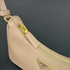 Prada, оригинальная фабрика, новая модель сумки в руке/под мышкой