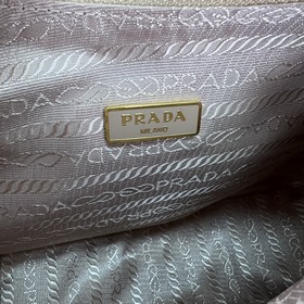 Prada, оригинальная фабрика, новая модель сумки в руке/под мышкой