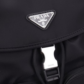 PRADA - новейшая модель рюкзака от Prada, синхронизированная с оф