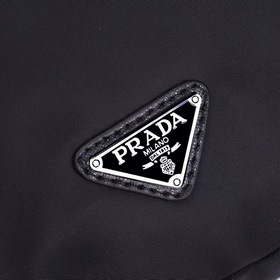 PRADA - новейшая сумка-грудь от Prada, синхронизированная с офици