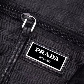 PRADA - новейшая сумка-грудь от Prada, синхронизированная с офици