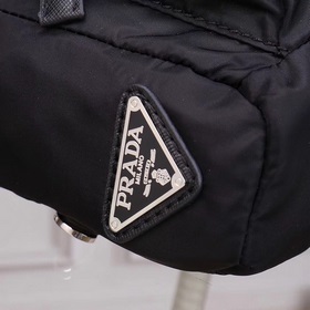PRADA - официальный сайт сумок Prada. Изготовлены из оригинальног
