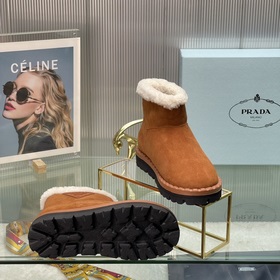 Новые модели Prada на осень-зиму с треугольным логотипом Новые зи