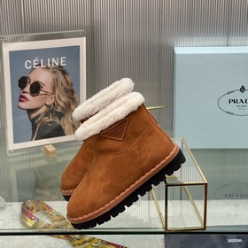 Новые модели Prada на осень-зиму с треугольным логотипом Новые зи
