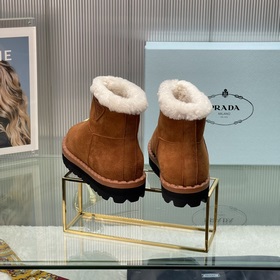 Новые модели Prada на осень-зиму с треугольным логотипом Новые зи