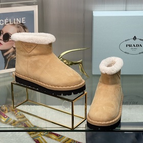Новые модели Prada на осень-зиму с треугольным логотипом Новые зи