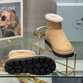 Новые модели Prada на осень-зиму с треугольным логотипом Новые зи