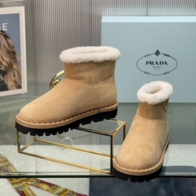 Новые модели Prada на осень-зиму с треугольным логотипом Новые зи