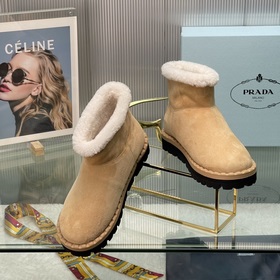 Новые модели Prada на осень-зиму с треугольным логотипом Новые зи