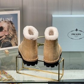 Новые модели Prada на осень-зиму с треугольным логотипом Новые зи
