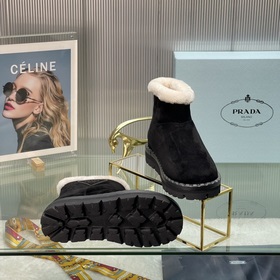 Новые модели Prada на осень-зиму с треугольным логотипом Новые зи
