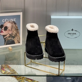 Новые модели Prada на осень-зиму с треугольным логотипом Новые зи