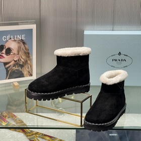 Новые модели Prada на осень-зиму с треугольным логотипом Новые зи