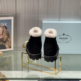 Новые модели Prada на осень-зиму с треугольным логотипом Новые зи