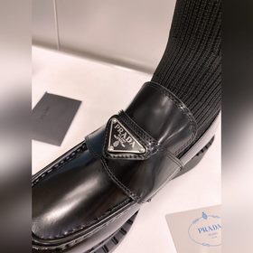 Ботинки-носки Prada с металлическим треугольным логотипом. В этом