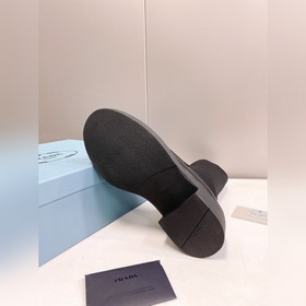 Ботинки-носки Prada с металлическим треугольным логотипом. В этом