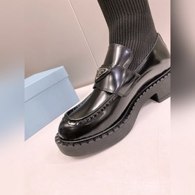 Ботинки-носки Prada с металлическим треугольным логотипом. В этом