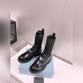 Ботинки-носки Prada с металлическим треугольным логотипом. В этом